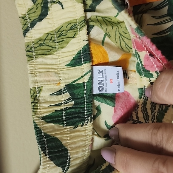 Hawaiian shorts and bralette set - Picture 6 of 6